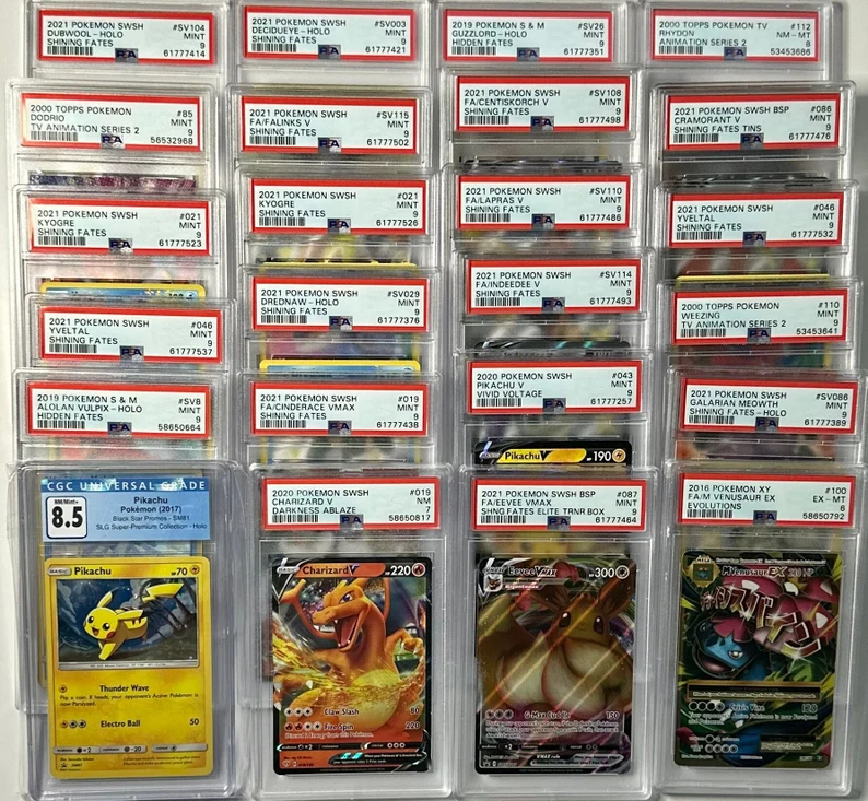 Personne scannant une carte Pokémon pour estimer sa valeur