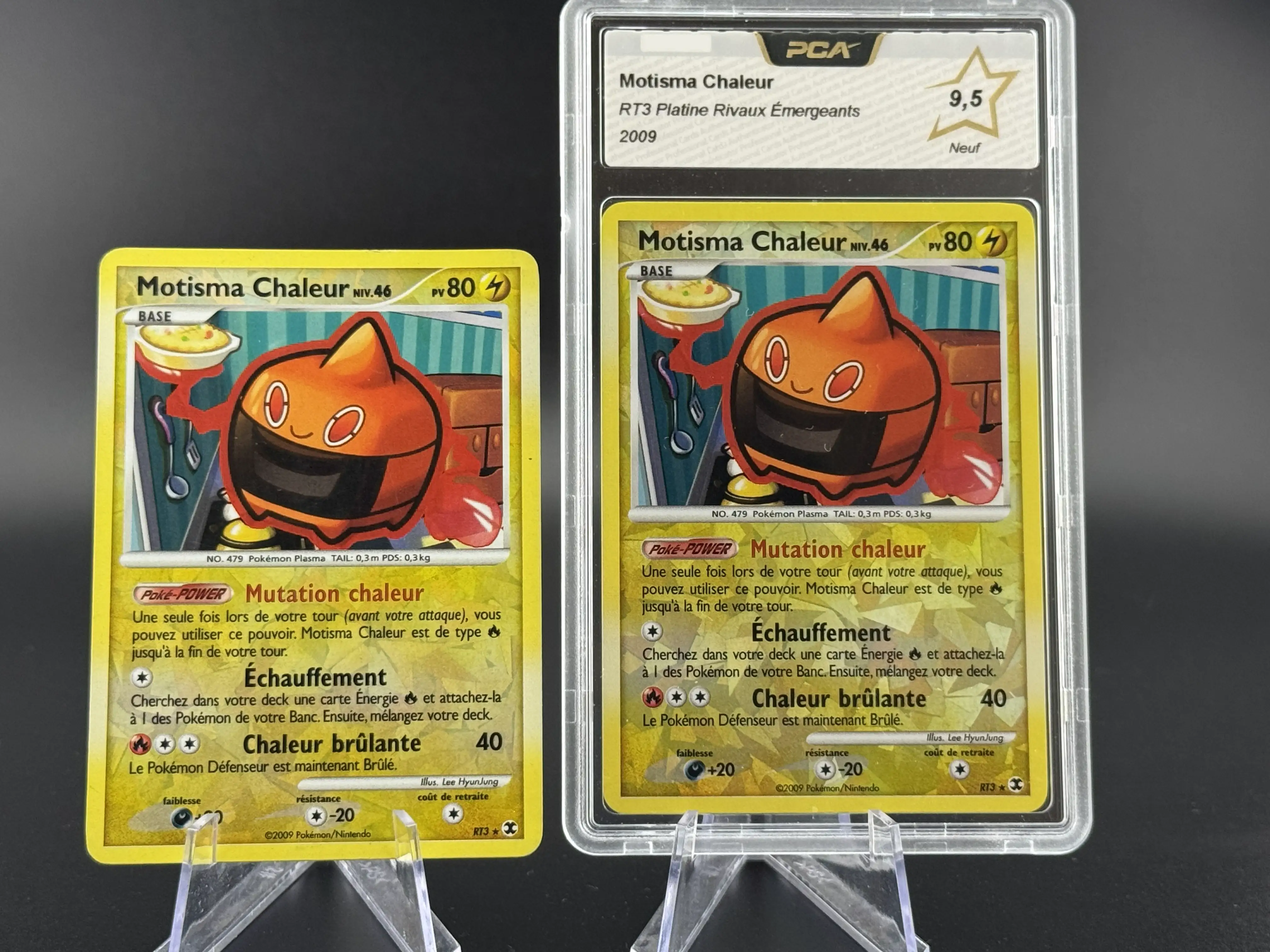 Carte Pokémon gradée PCA 10 comparée à une carte non gradée