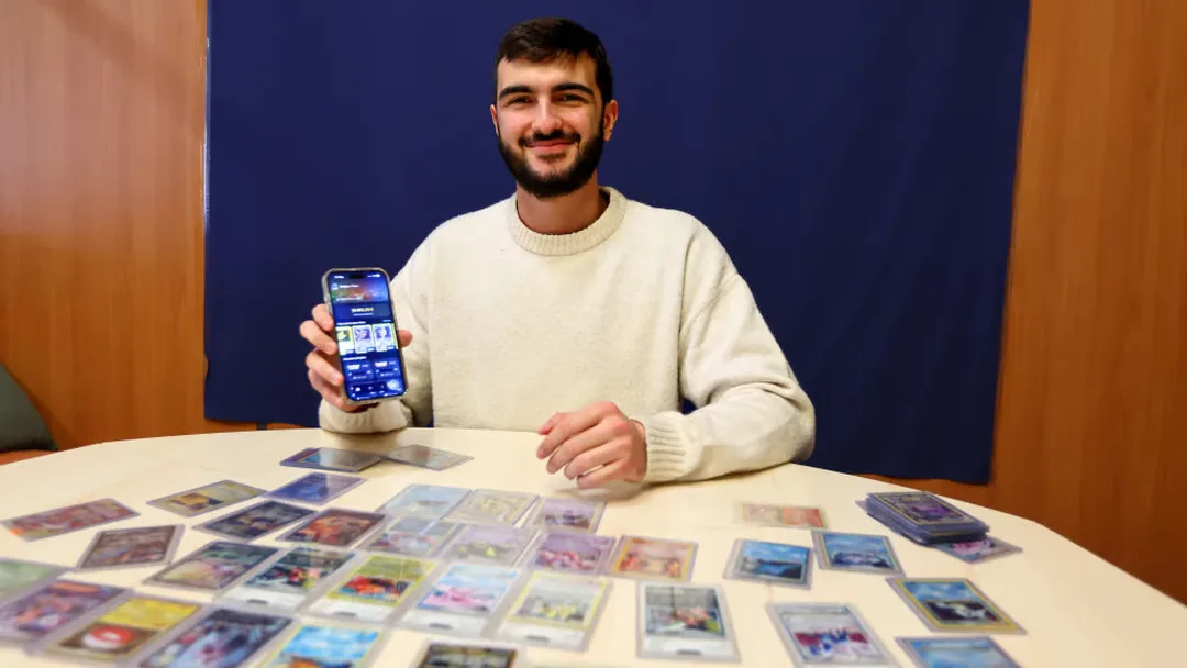 Matéo Riallant présente l'application Cardzia, cartes Pokémon étalées sur une table
