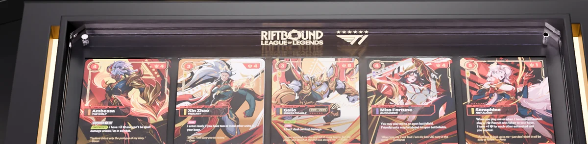 Les cinq cartes du coffret Riftbound x T1 : Ambessa (Doran), Xin Zhao (Oner), Galio (Faker), Miss Fortune (Gumayusi) et Seraphine (Keria)