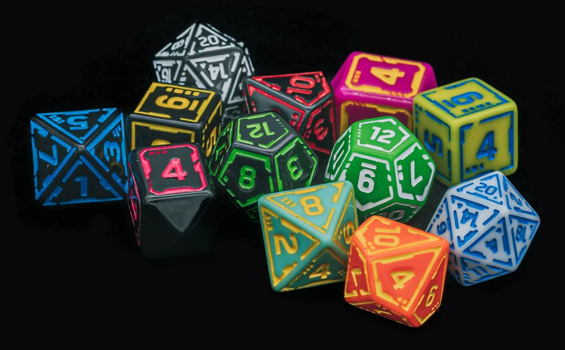 Les dés de Gig du Cyberpunk TCG, qui matérialisent les contrats et déterminent le Street Cred